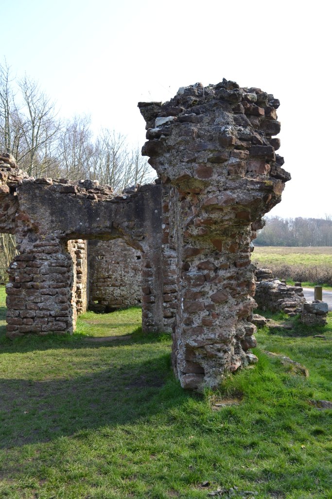 Column and archway of the Ravenglass Bath House.  This area connects the into the room where the Hypocaust was discovered (the underfloor plumbing system that provided heating). © Brandon Wilgus, 2015.